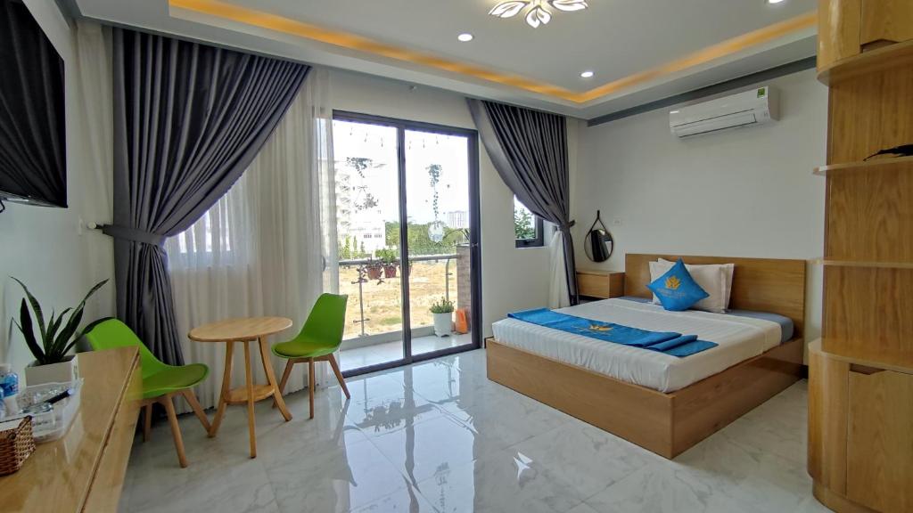 潘郎Phuong Linh Mini Hotel的卧室配有一张床和一张桌子及椅子
