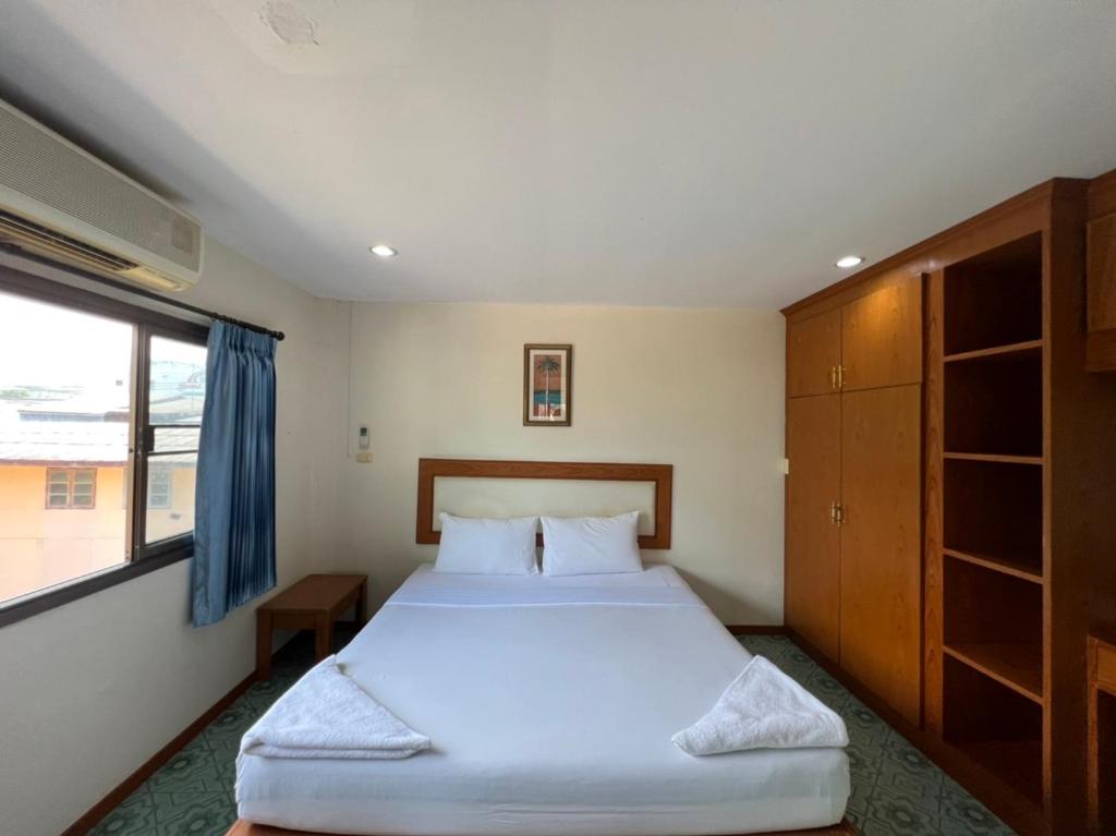 Ban Khok KroatBaan Wang Bua的一间卧室设有一张大床和一个窗户。