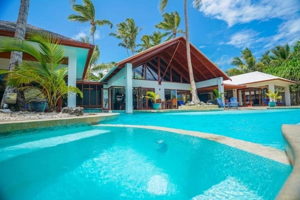 TanganggeThe Jewel of The Coral Coast的房屋前的游泳池