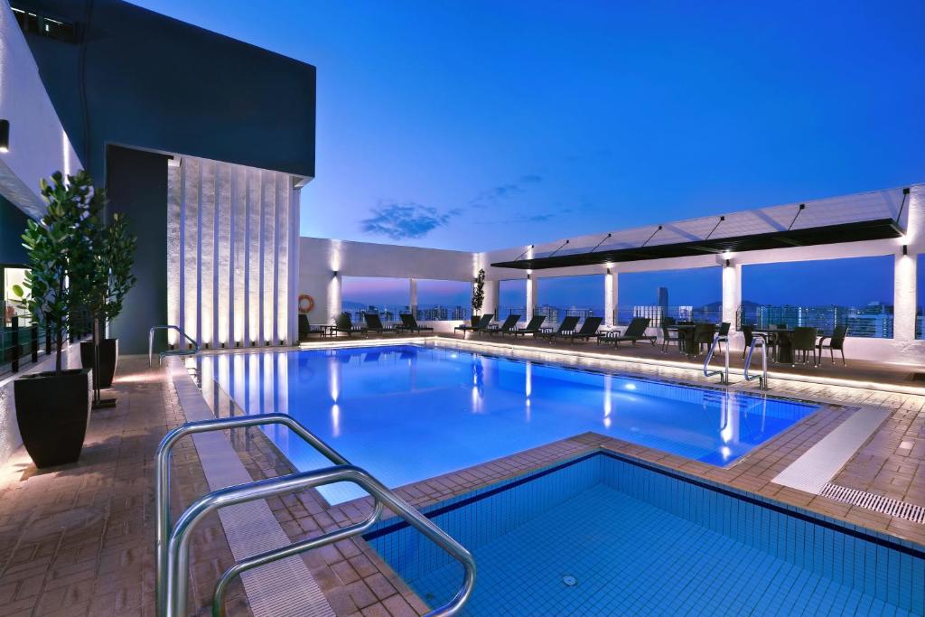 乔治市槟城尼奥酒店的建筑物屋顶上的游泳池