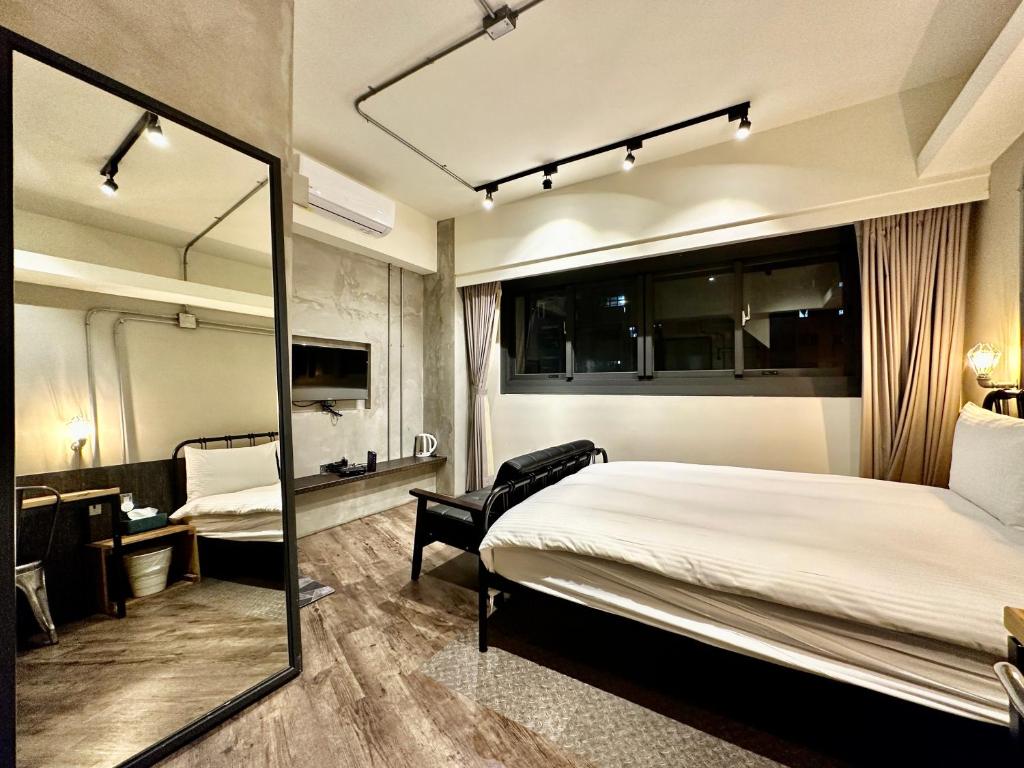 台中市小鹿 Homestay的酒店客房,配有床和镜子