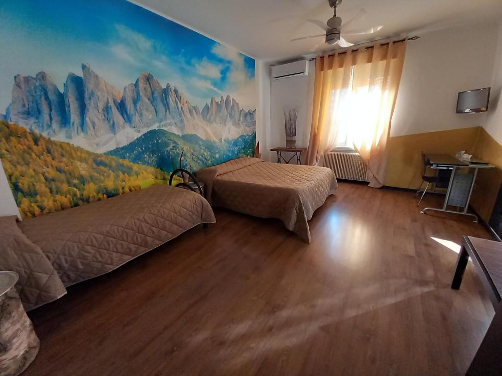 特伦托海王星住宿加早餐旅馆的一间带两张床的卧室和山壁画