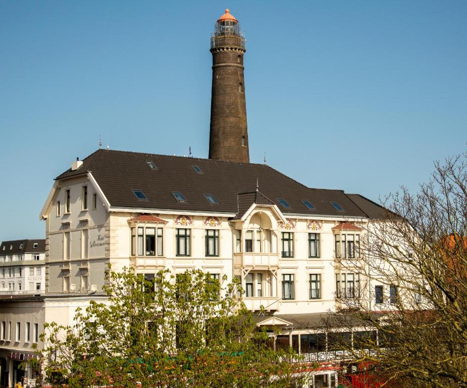 博尔库姆鲁梅尼旅馆的一座建筑的顶部有一个灯塔