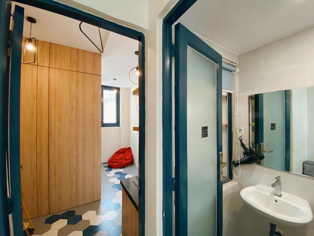 胡志明市Laca Hostel的一间带水槽和镜子的浴室