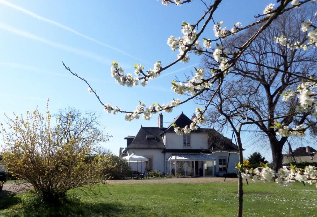 Thorigné-dʼAnjouChambres d'Hotes du Haut Anjou的前方有树木的白色房子