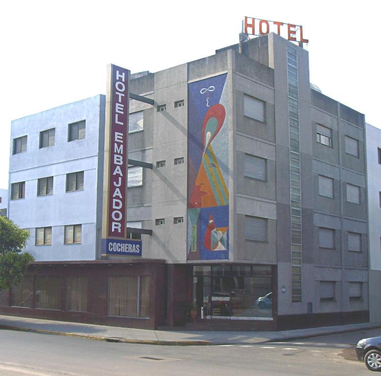 罗萨里奥伊姆巴加多酒店的建筑的一侧有酒店标志