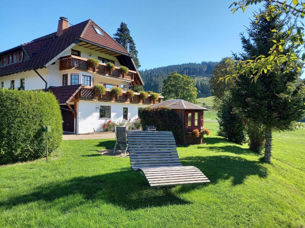 蒂蒂湖-新城Ferienhaus Kaltenbach的草上带长凳和凉亭的房子
