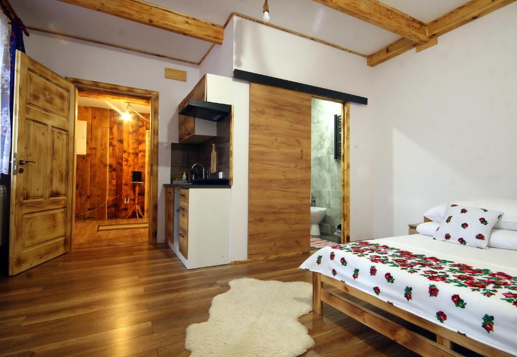 什恰夫尼察Pod Słowackim的一间卧室配有一张床和一间厨房