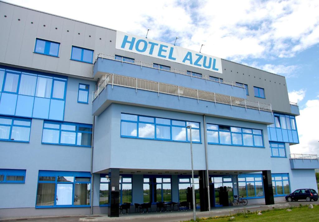 克拉尼Garni Hotel Azul的一座酒店大楼,上面有标志