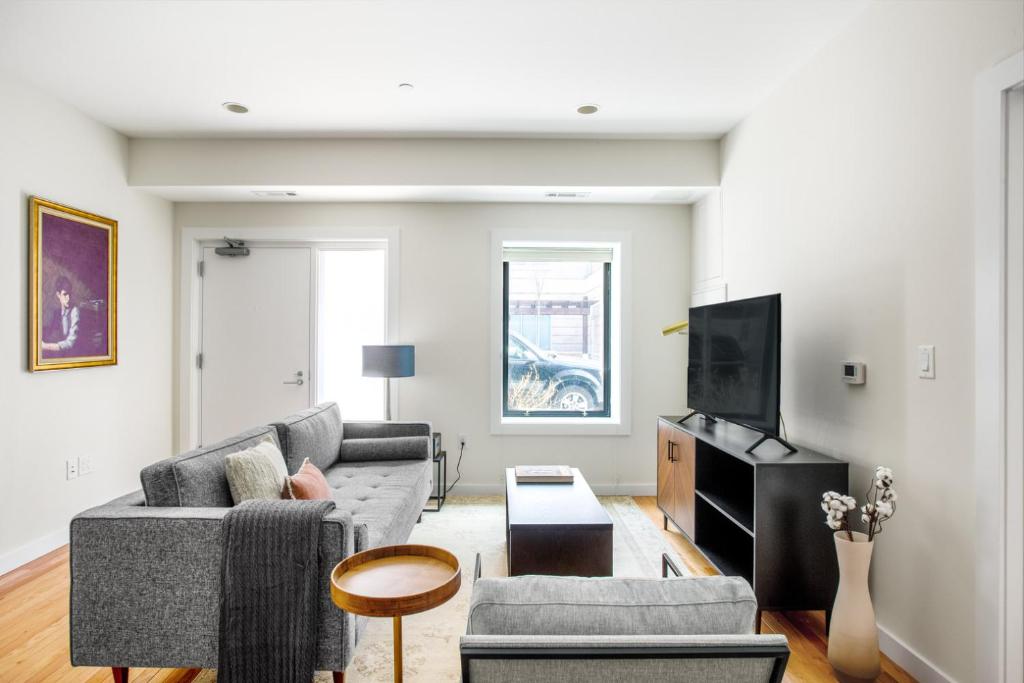 Fenway 2BR w Gym steps from Fenway Park BOS-372的休息区