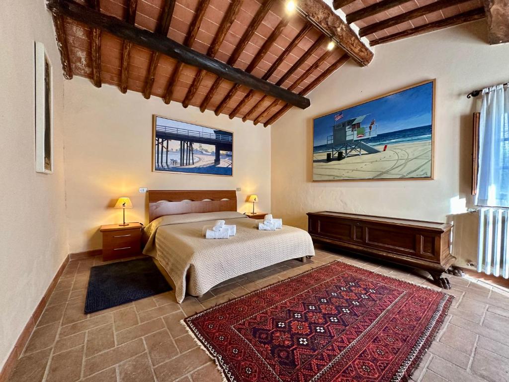 基安蒂盖奥勒Agriturismo Vinci的一间卧室配有一张床和红色地毯