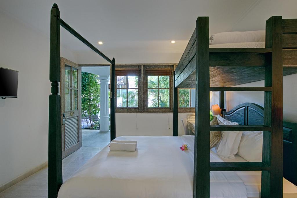 八丹拜OK潜水度假酒店及Spa的一间带两张双层床的卧室和门廊