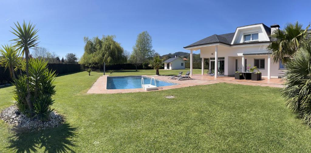 ParbayónVilla LA PERLA con piscina privada的庭院中带游泳池的房子