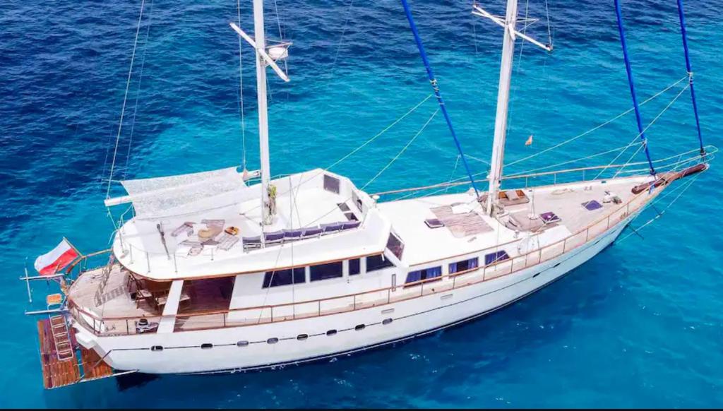 伊维萨镇Spacious 24Meters Long Yacht Lagaro / 5 Cabins的蓝色水域中的一艘大型白色船只