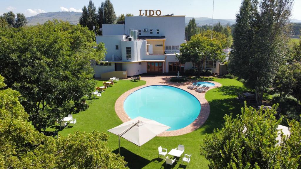 约翰内斯堡Lido Hotel的享有带游泳池的别墅的空中景致