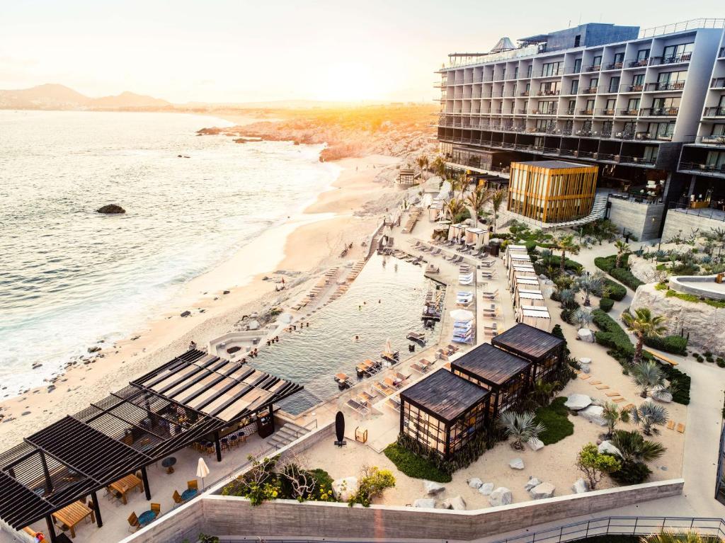 卡波圣卢卡斯The Cape, A Thompson Hotel, by Hyatt的享有度假胜地和海滩的空中景致