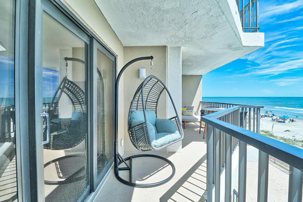 默特尔比奇Direct Ocean Front 3BR 3BA Beach Front的一个带两把椅子的海景阳台