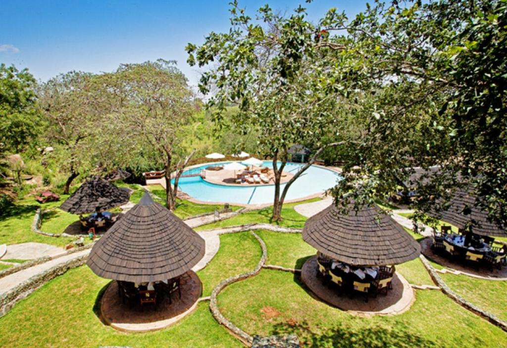 Madege塔兰吉雷索帕旅馆山林小屋的享有带游泳池的度假村的空中景致