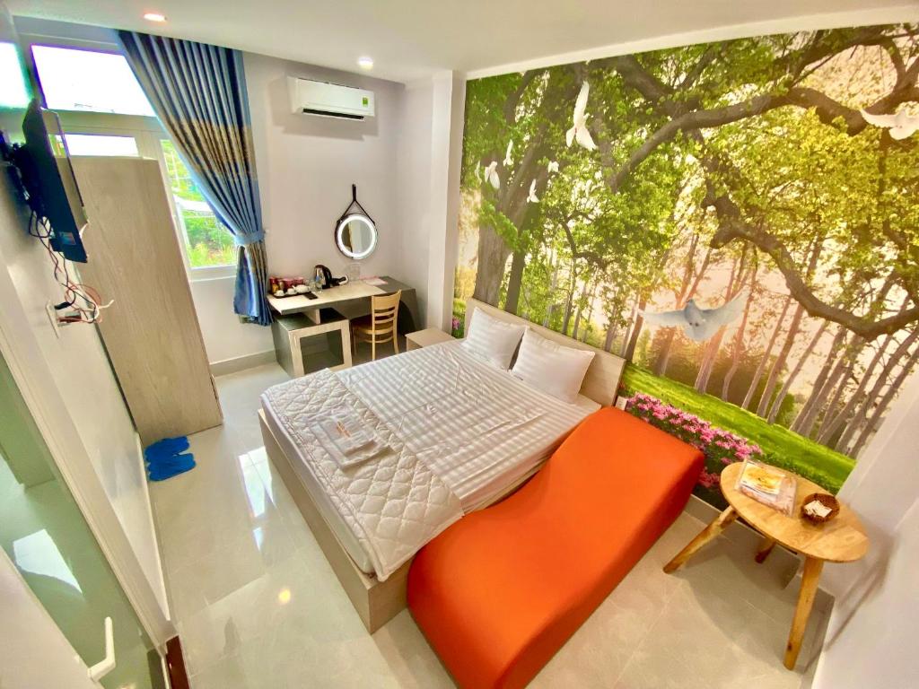 永隆Hotel Phước Thịnh的一间卧室设有一张床和一个大窗户