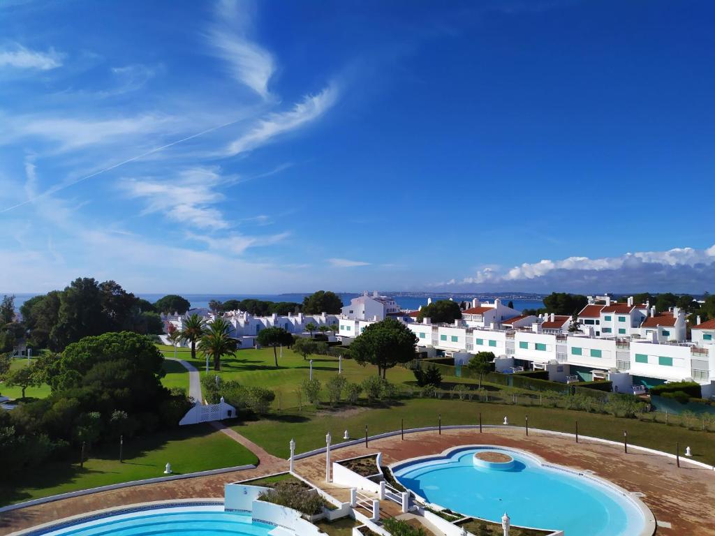 阿尔沃尔普赖尼亚俱乐部酒店的享有带两个游泳池和房屋的度假村美景