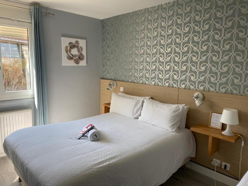 比亚里茨欧克索酒店的一间卧室,配有一张床和玩具