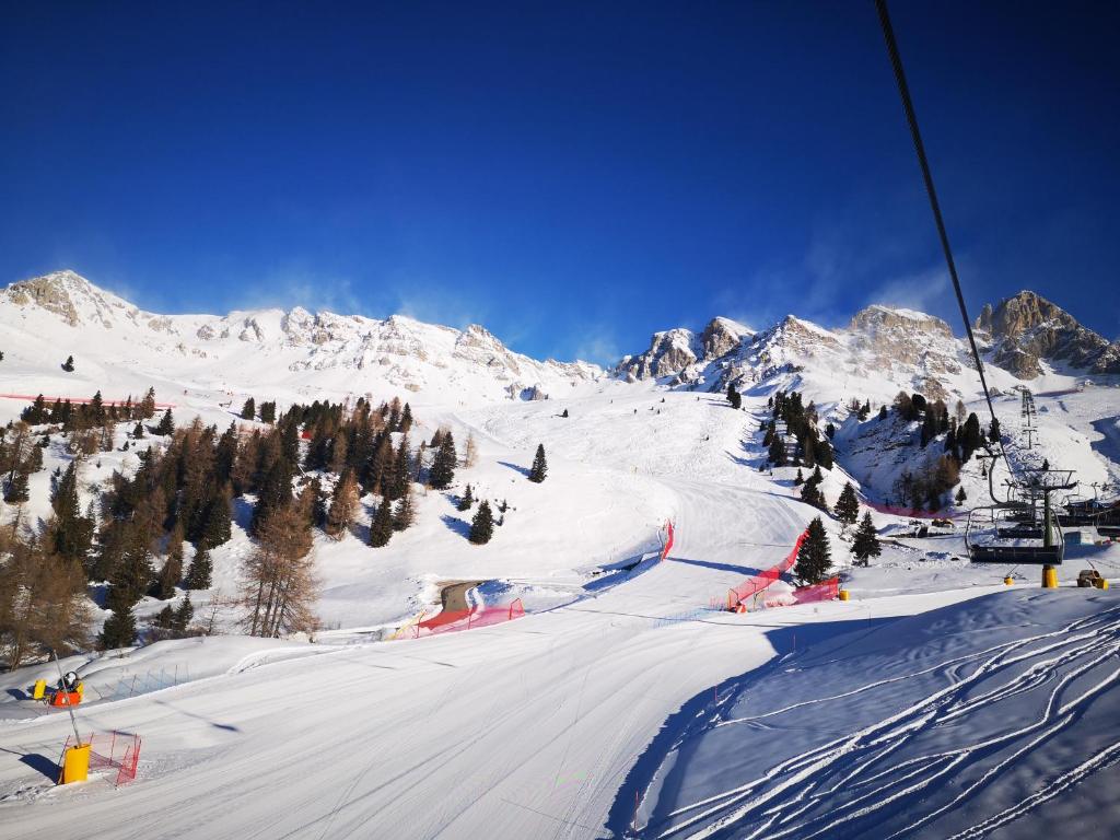 福尔诺迪佐尔多Villa Vittorio的雪覆盖的山,设有滑雪缆车