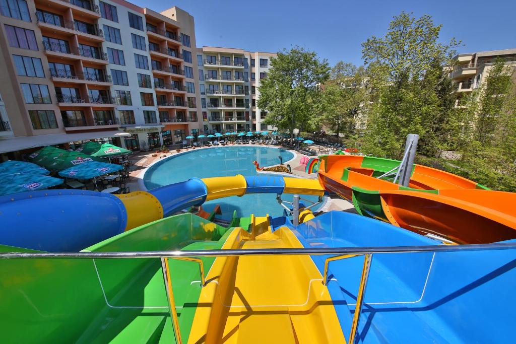 金沙Prestige Hotel and Aquapark - All inclusive的一个带丰富多彩的水滑梯的水上公园