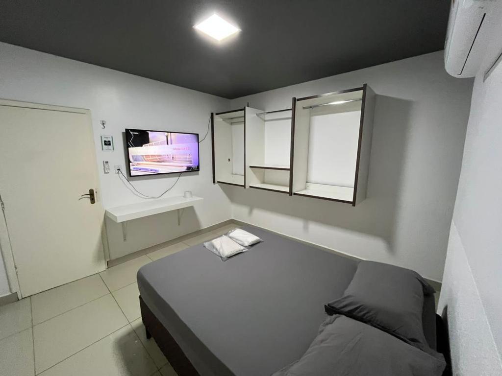 BujariPousada Torre Forte的小房间设有床铺和电视