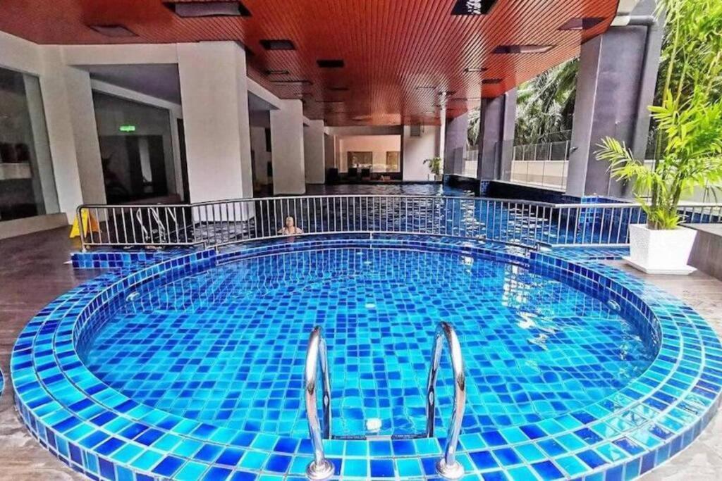 实兆远92D’venus Residence的大楼内一个蓝色瓷砖的大型游泳池