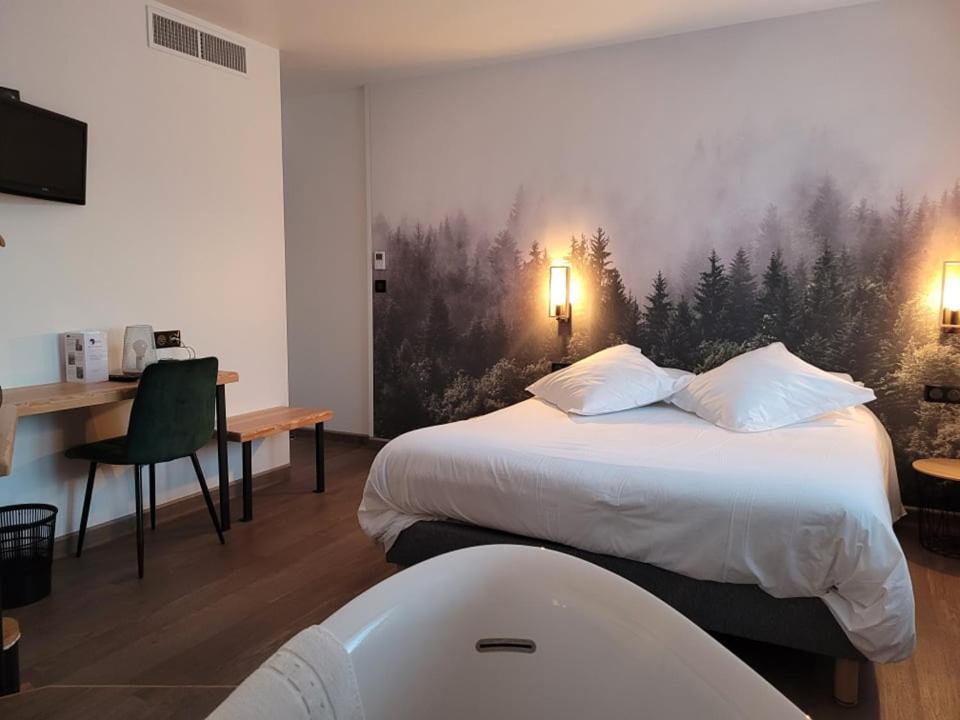 Vieille-BrioudeMaison Les Glycines的酒店客房配有一张床和浴缸。