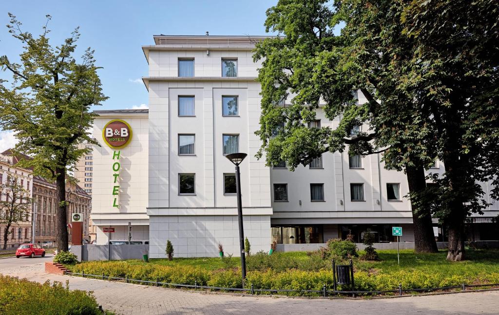 罗兹罗兹市中心B&B酒店的前面有标志的白色建筑