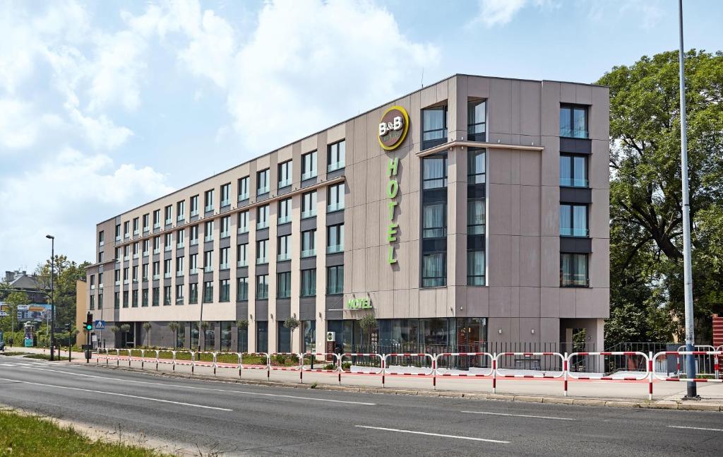 克拉科夫B&B HOTEL Krakow Centrum的道路一侧的大建筑