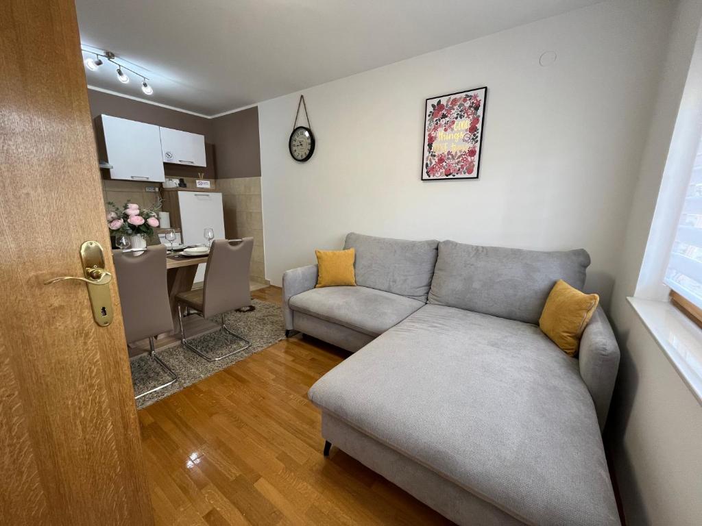 KaranacKuća za odmor Saturnus的客厅配有沙发和桌子