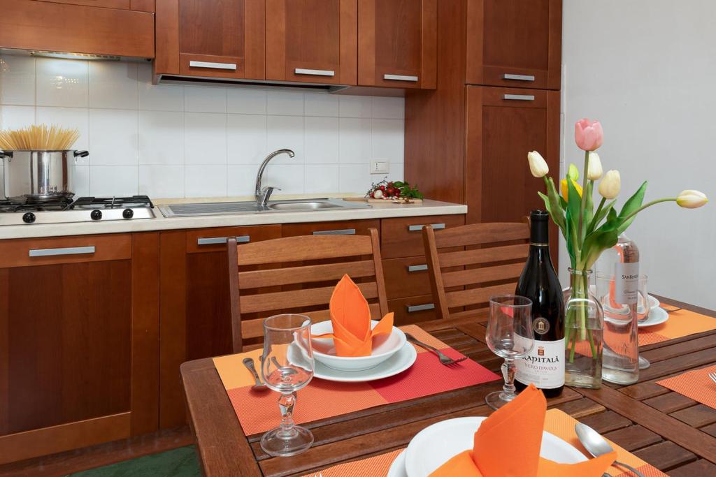 圣维托罗卡波Case vacanza Al Paradise的厨房里配有一张桌子,上面有橙色的纸帽