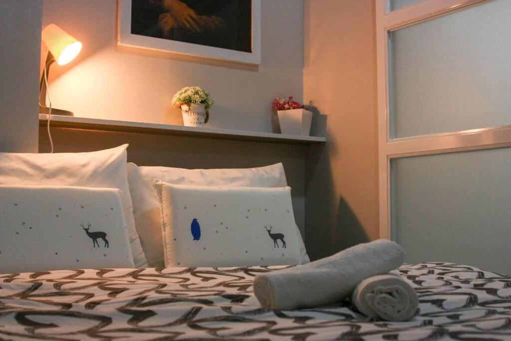 BiñanSerenity Suites: Your tranquil gateway!的一间卧室配有带枕头的床
