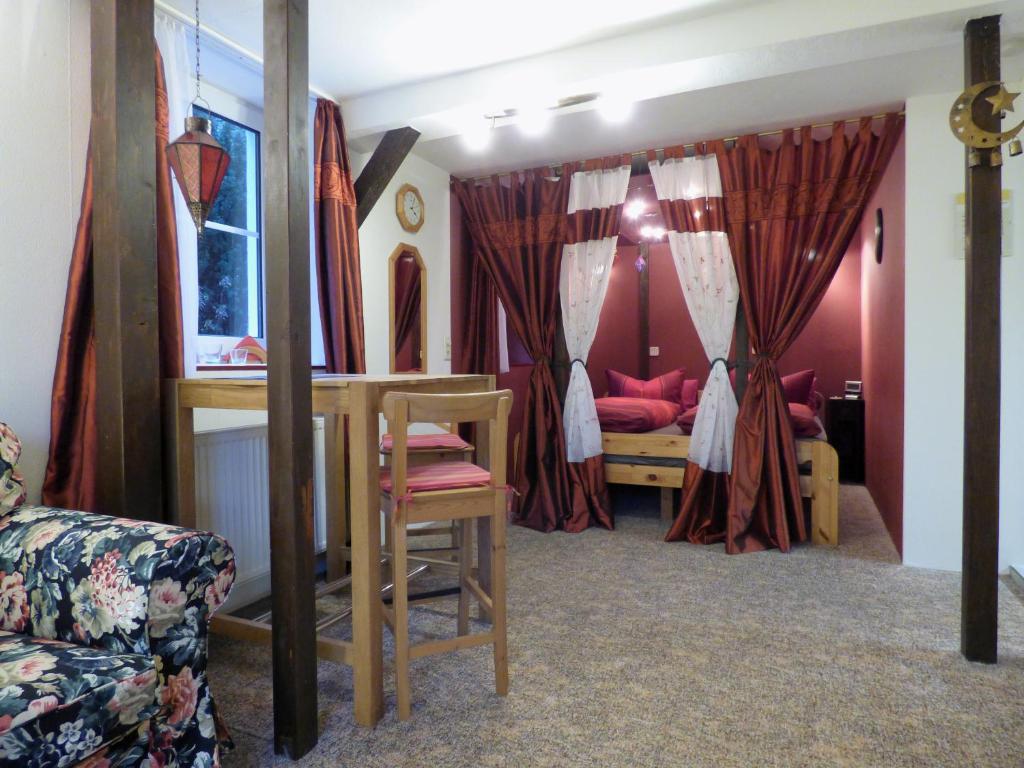 德雷施维茨恩赛罗曼蒂克吕根岛酒店的一间带一张床和椅子的卧室