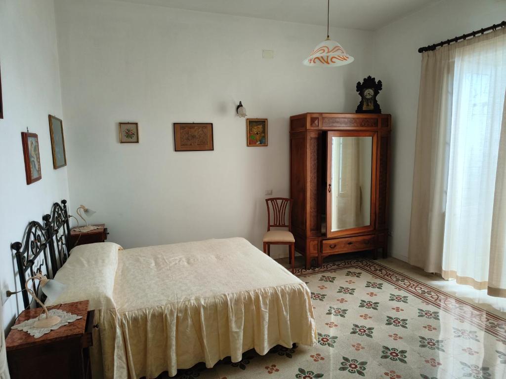波西塔诺Casa La Bionda的一间卧室配有一张床、一个梳妆台和一扇窗户。