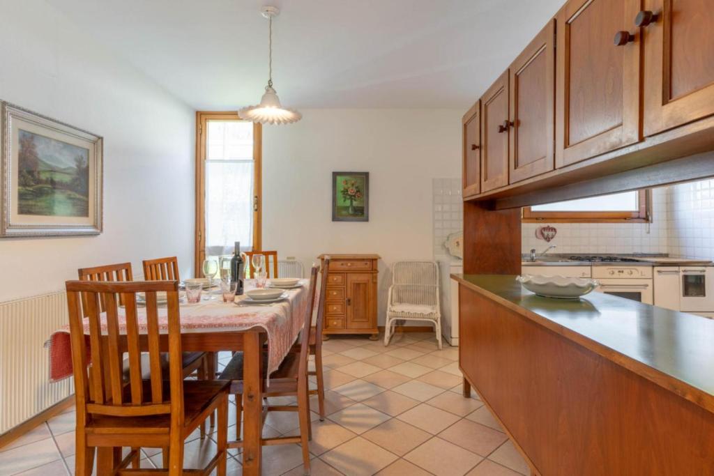 莱维科特尔梅Casa Agnese, Levico Terme - Ospitar的一间带桌椅的厨房和一间带