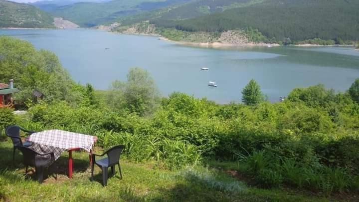 皮罗特Vikendica Vidikovac na Zavojskom jezeru的桌椅,享有湖景