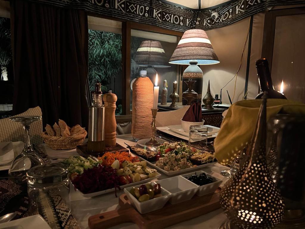 梅尔祖卡Merzouga Luxury Tented Camp的桌子上放着盘子的桌子