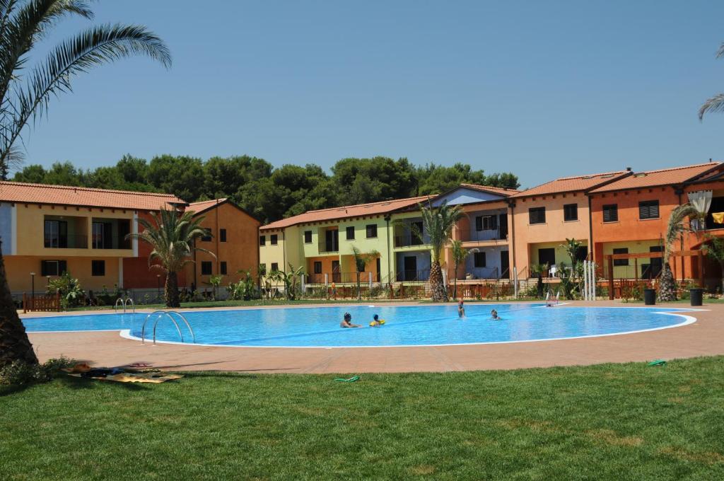 波利科罗Case Vacanza Villaggio Riva Azzurra的一群人在游泳池游泳