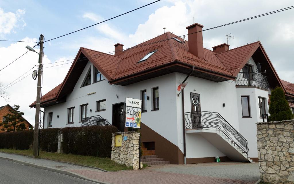CzajowiceZajazd u ELiZY的白色房子,有红色屋顶