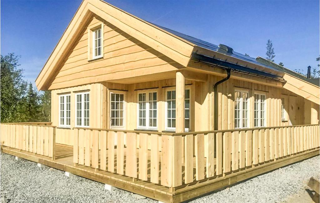 内斯比恩Beautiful Home In Nesbyen With Kitchen的大型木房子,设有 ⁇ 盖屋顶