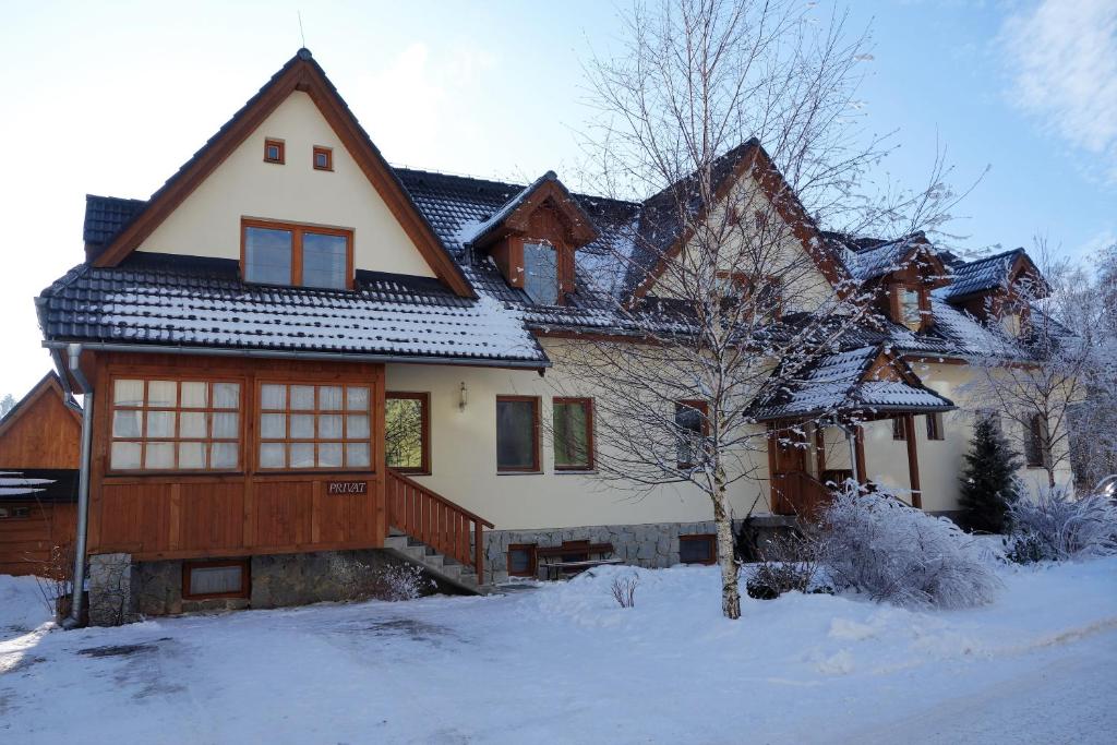 高塔特拉山Privát Kováč的地面上积雪的大房子