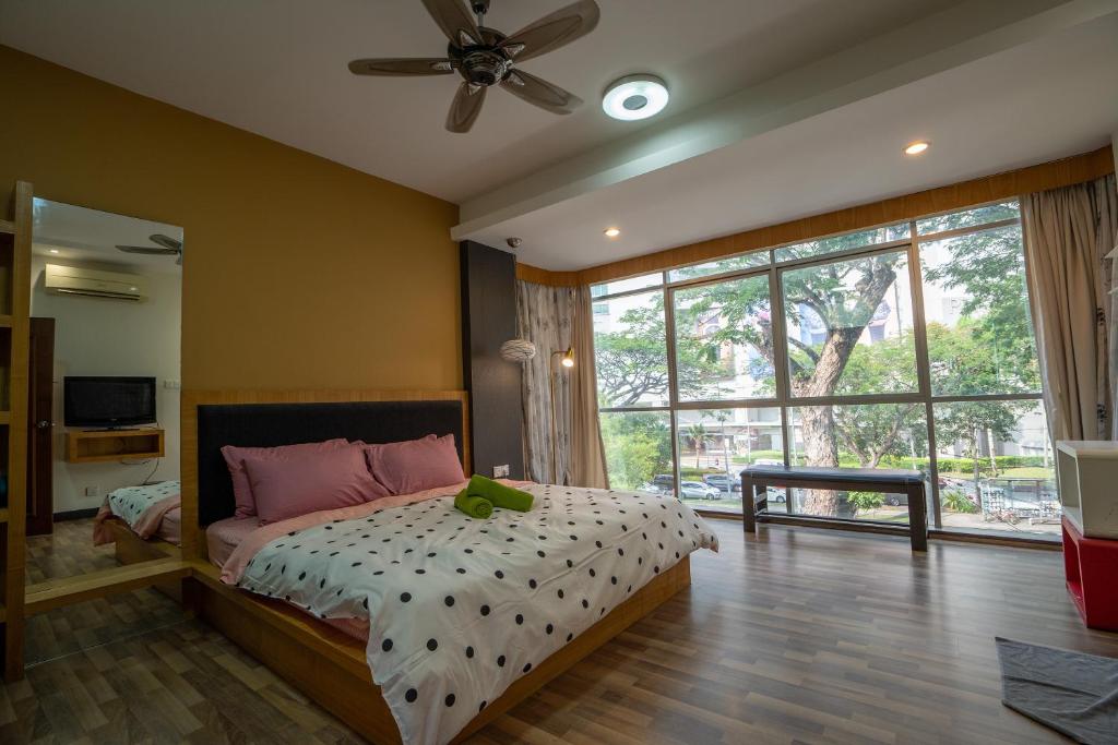 乔治市Cozy Gurney Georgetown Private Apartment Penang的一间卧室设有一张床和一个大窗户