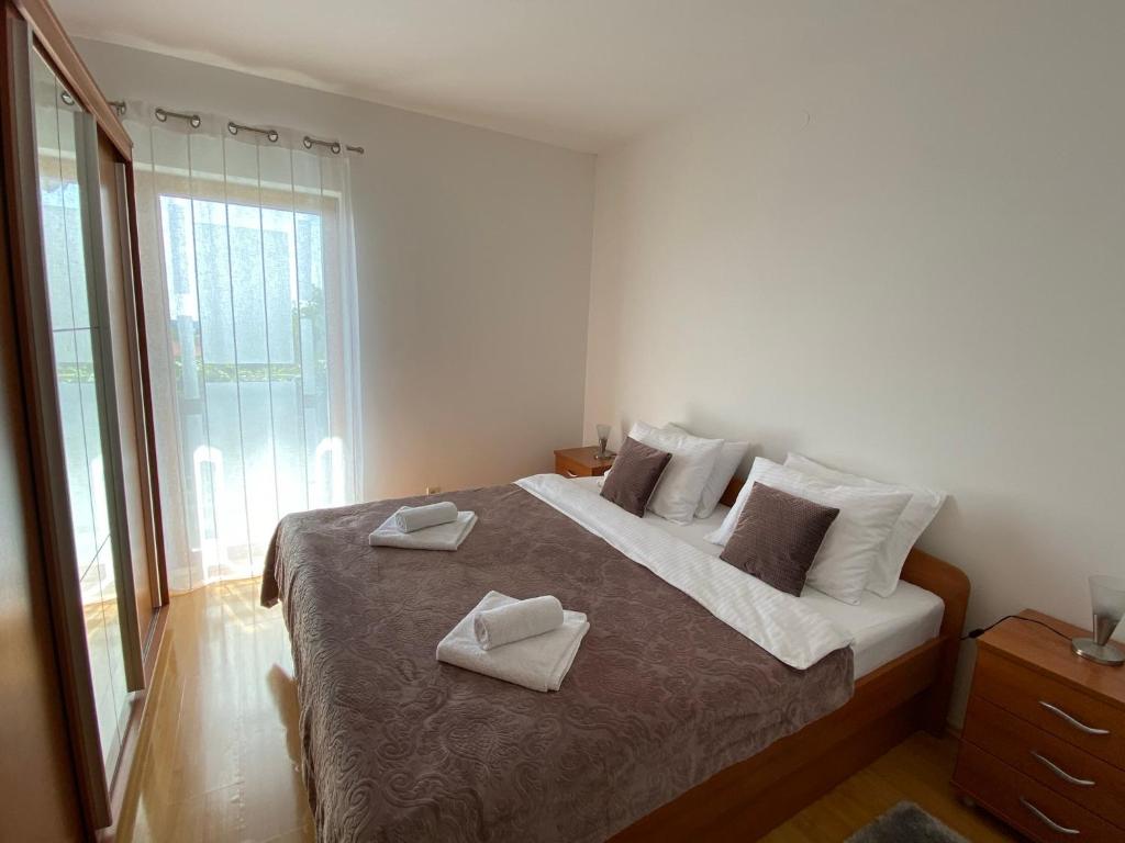 奥拉萨奇Sea View Suite的一间卧室配有一张大床和两条毛巾