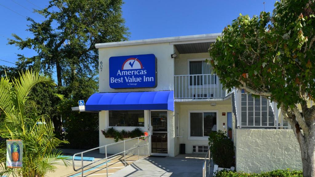 布雷登顿Americas Best Value Inn Bradenton-Sarasota的一座带蓝色遮阳篷的超值旅馆