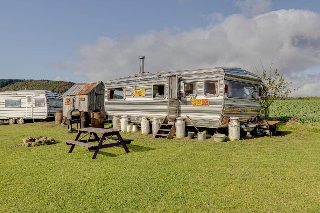 斯卡伯勒2 x Double Bed Glamping Wagon at Dalby Forest的停放在野餐桌的露营车