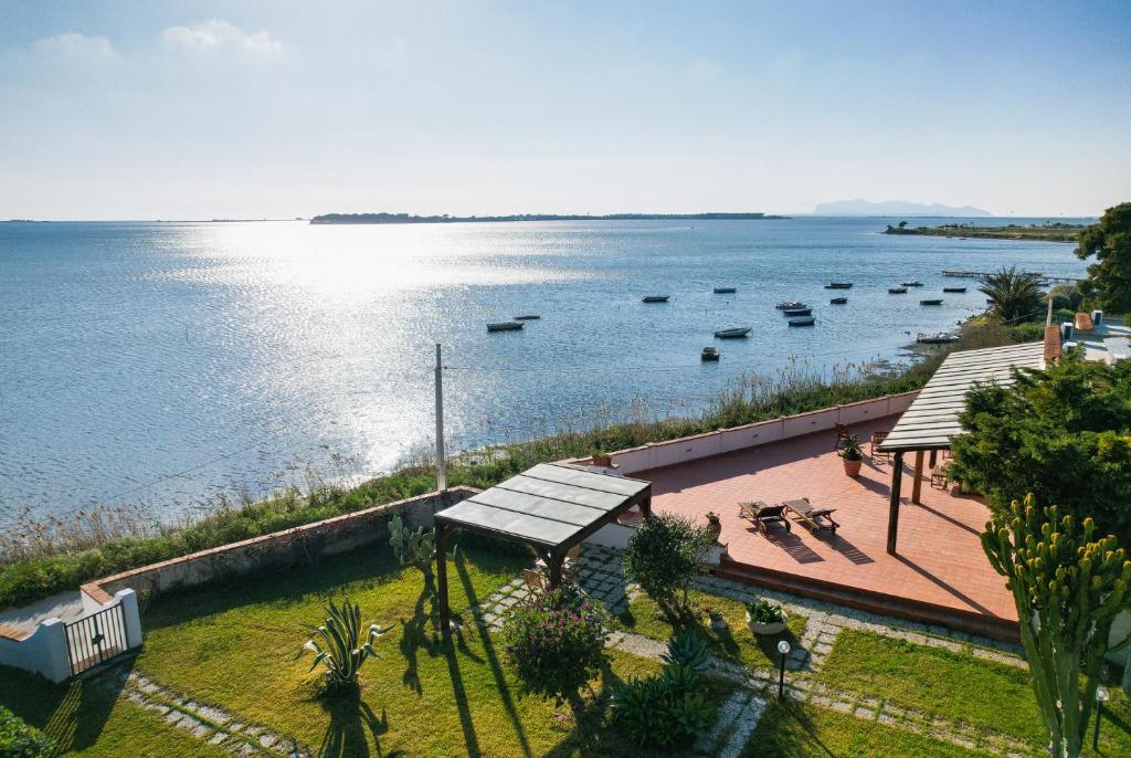 伯吉维奇拉古纳芬尼斯加早餐旅馆的享有大片水域的空中景色,设有船只