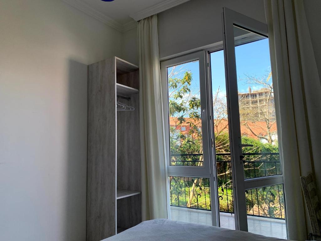 马钦加里Junona的一间卧室设有美景大窗户